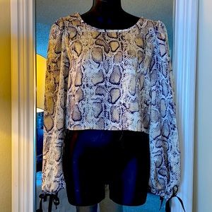 Snake print long sleeve beautiful crop top.